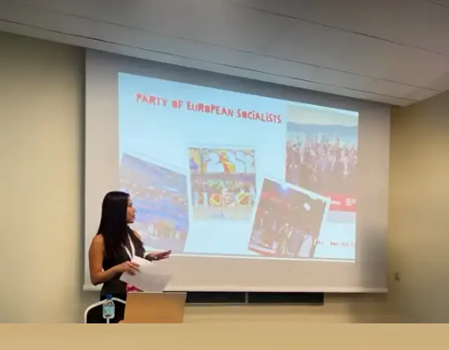 Présentation devant un écran pendant la rentrée du MJS
