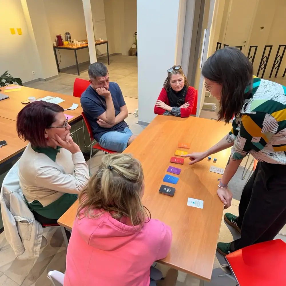 Participants réunis autour d’une table pendant la formation