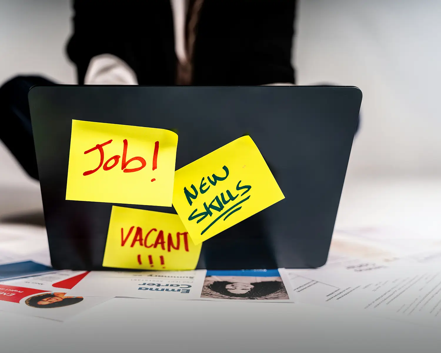 Personne tenant une pancarte avec les mots job, new skills et want