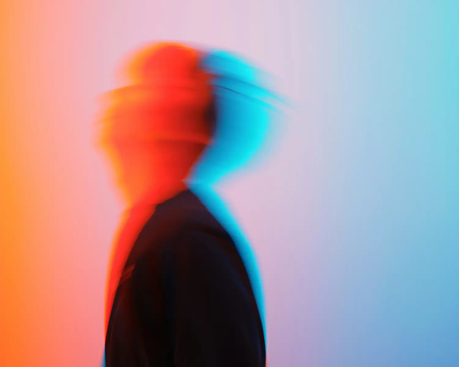Silhouette de profil dédoublée sur un fond orange et bleu