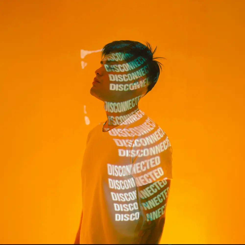 Silhouette humaine composée de mots sur un fond orange
