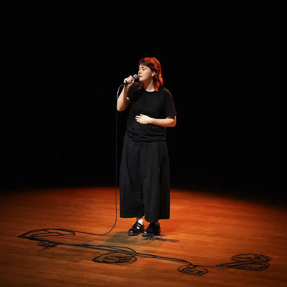 Personne au micro sur scène pendant la soirée