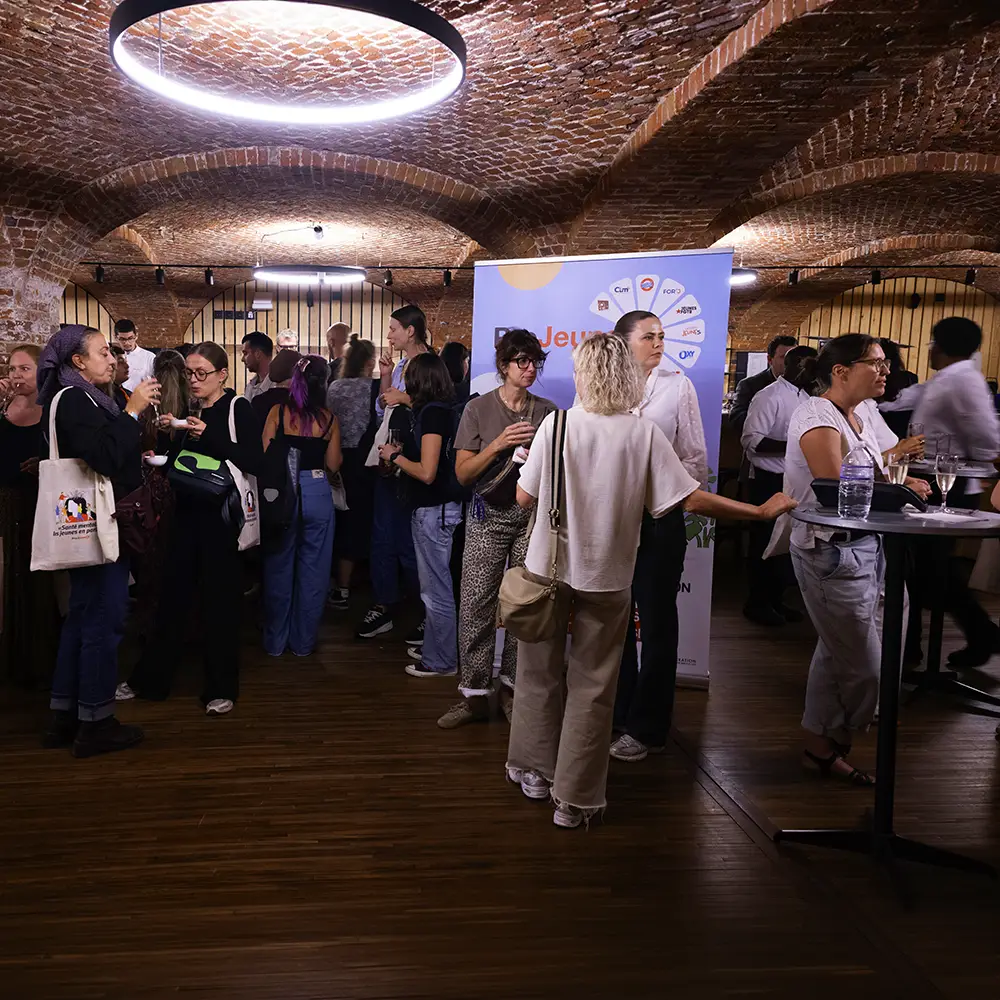 Participants échangent dans la salle de la soirée